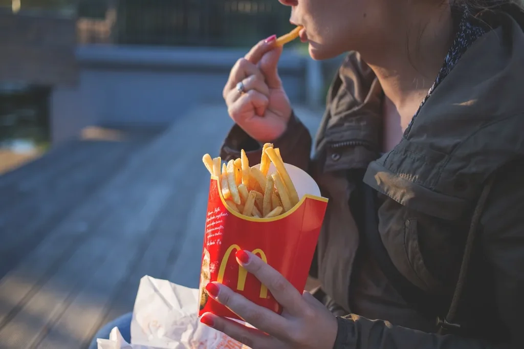 マクドナルドのポテトを食べる女性